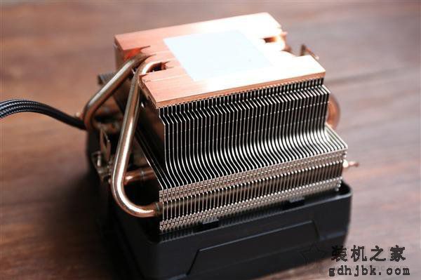 AMD锐龙Ryzen7 2700X盒装自带CPU散热器吗？自带散热器够用吗？
