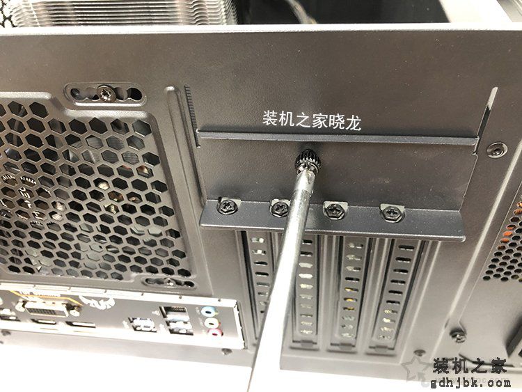 独立显卡如何安装到主板上？独显接线与显卡安装图解教程