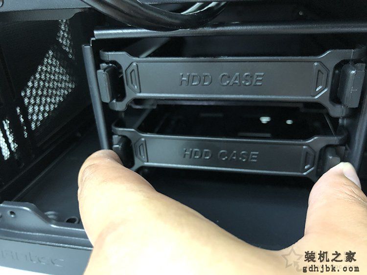 <a href=http://www.gdhjbk.com/tags-145-0.html target=_blank class=infotextkey>台式电脑</a>机械硬盘怎么安装？机械硬盘安装图解教程（SATA固态可参考）