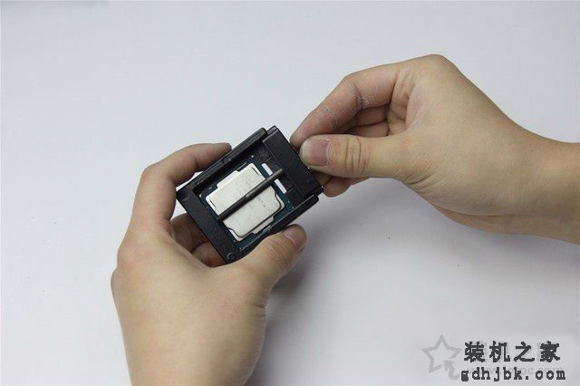 CPU开盖教程：装机之家手把手教你CPU开盖换液金图文教程