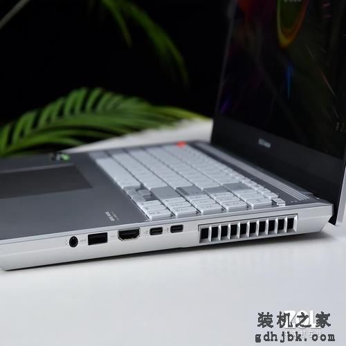 年末抄底必看！轻薄本换新可以考虑这两款：颜值性能兼具