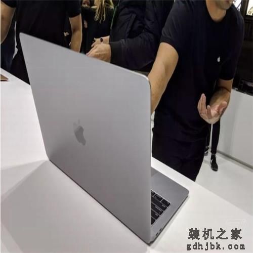 苹果全新MacBook Air上手体验：亮了