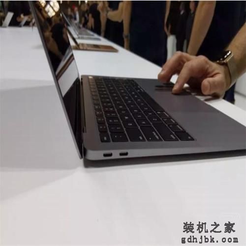 苹果全新MacBook Air上手体验：亮了