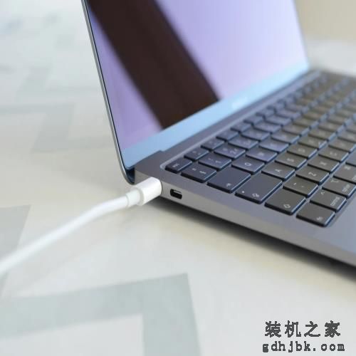围观！苹果MacBook Air评测：近乎完美的商务笔记本电脑｜喜欢吗